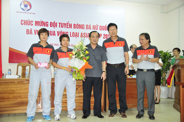 Thứ trưởng Lê Khánh Hải (đứng giữa) chúng mừng thành tích của ĐT nữ Việt Nam.
